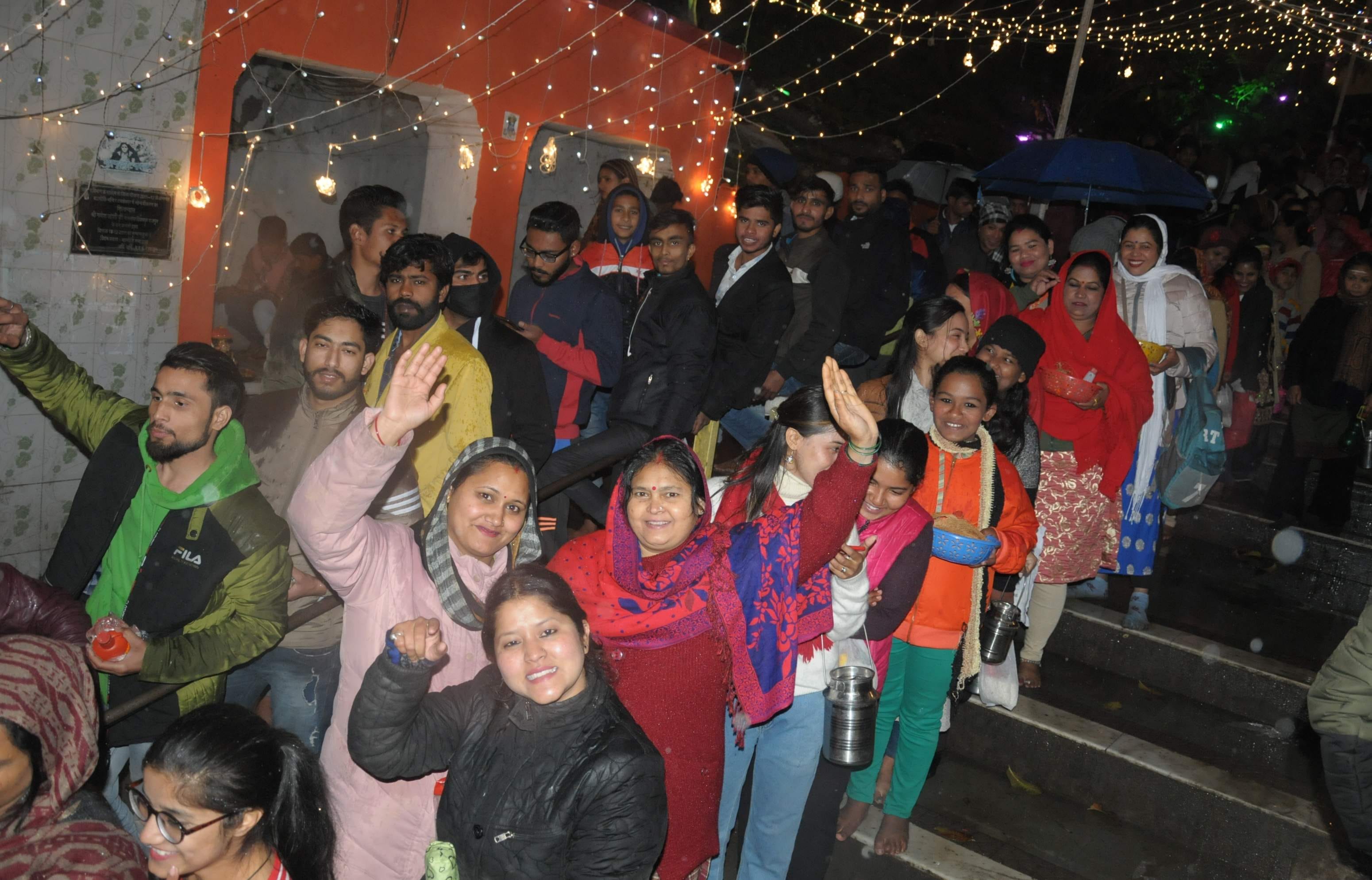 महाशिवरात्रि पर्व के अवसर पर टपकेश्वर मंदिर में शिवलिंग में जलाभिषेक के लिए लगी शिवभक्तों की ला? महाशिवरात्रि पर्व के अवसर पर टपकेश्वर मंदिर में शिवलिंग में जलाभिषेक के लिए लगी शिवभक्तों की ला?