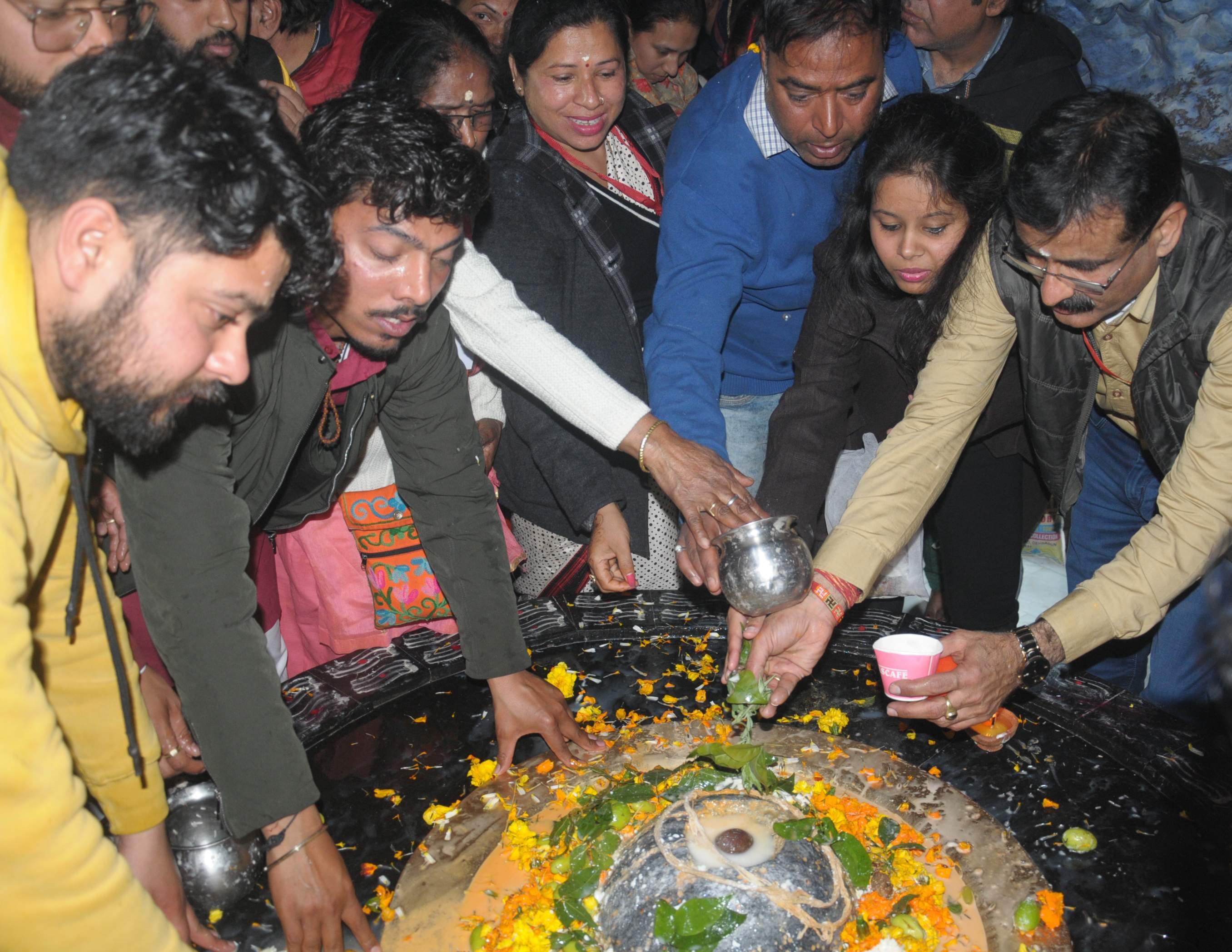 महाशिवरात्रि पर्व के अवसर पर टपकेश्वर मंदिर में शिवलिंग में जलाभिषेक करते शिवभक्त महाशिवरात्रि पर्व के अवसर पर टपकेश्वर मंदिर में शिवलिंग में जलाभिषेक करते शिवभक्त