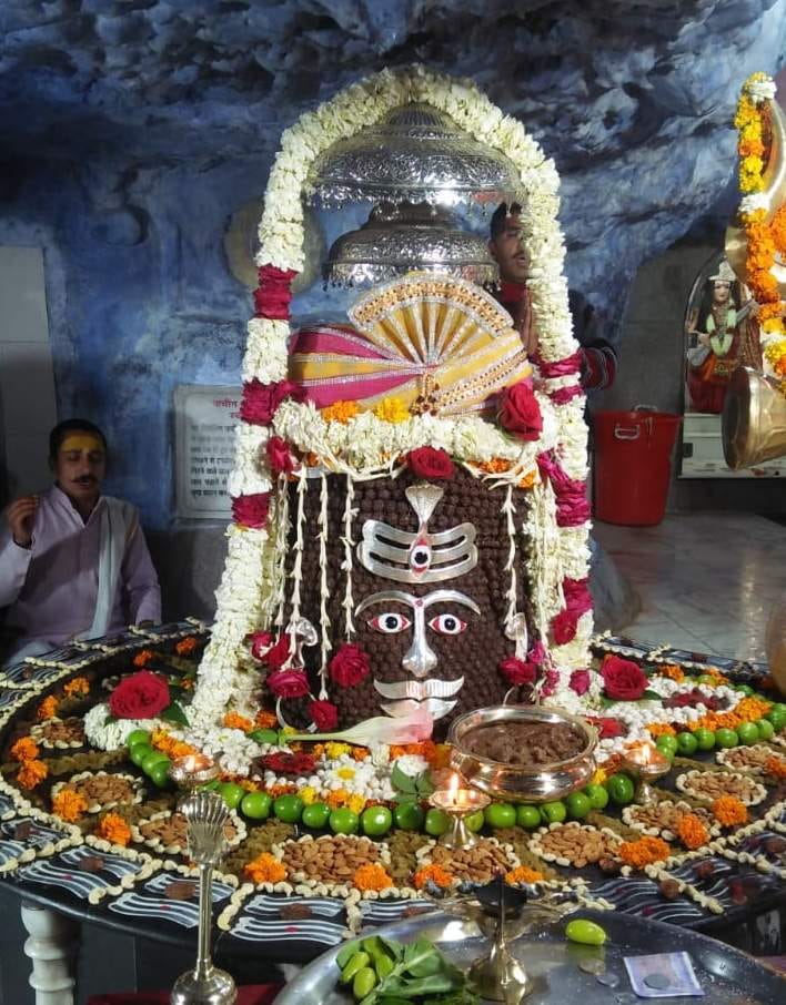 महाशिवरात्रि पर्व के अवसर पर टपकेश्वर मंदिर शिवलिंग का किया गया विशेष श्रृगांर। महाशिवरात्रि पर्व के अवसर पर टपकेश्वर मंदिर शिवलिंग का किया गया विशेष श्रृगांर।