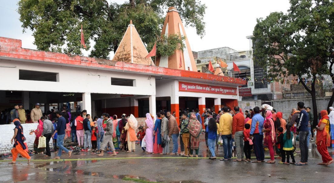 रुद्रपुर के शिवमंदिर में पूजा अर्चना के लिए लगी लोगों की लाइन। रुद्रपुर के शिवमंदिर में पूजा अर्चना के लिए लगी लोगों की लाइन।