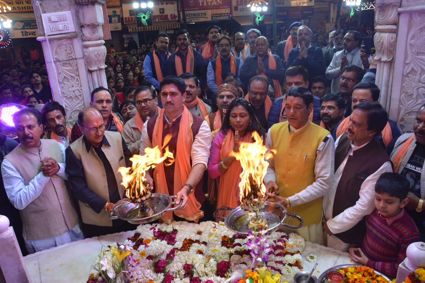 महाआरती:- शिवमूर्ति पर आरती करते डीएम सेल्वा कुमार जे और एसएसपी अभिषेक यादव।