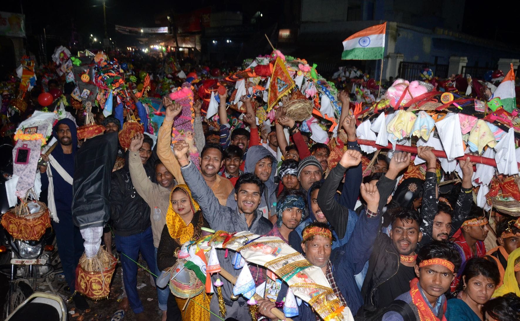 अचलेश्वर महादेव मंदिर पर जलाभिषेक करने को लगी कांवड़ियों की भीड़।
