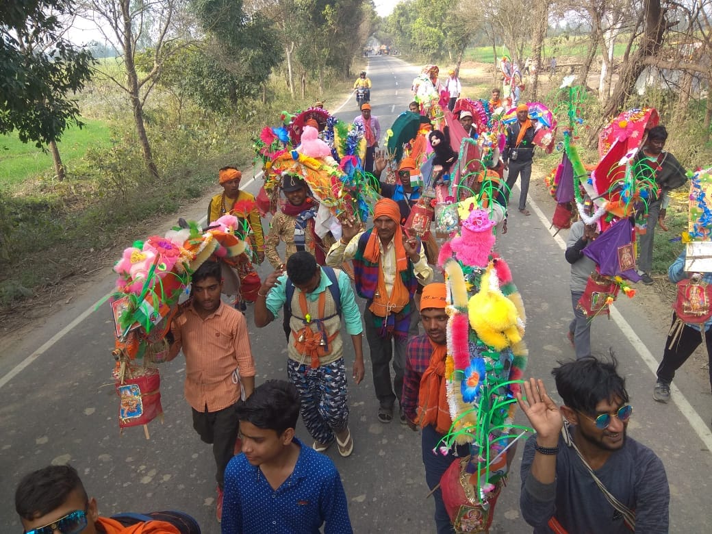 अफजलगढ़ में कांवड़ लेकर जाते कांवड़िये।