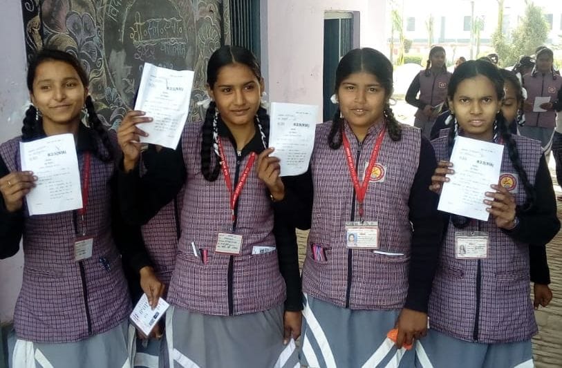 बोर्ड परीक्षा में आसान पेपर देख खिले छात्राओं के चेहरे।