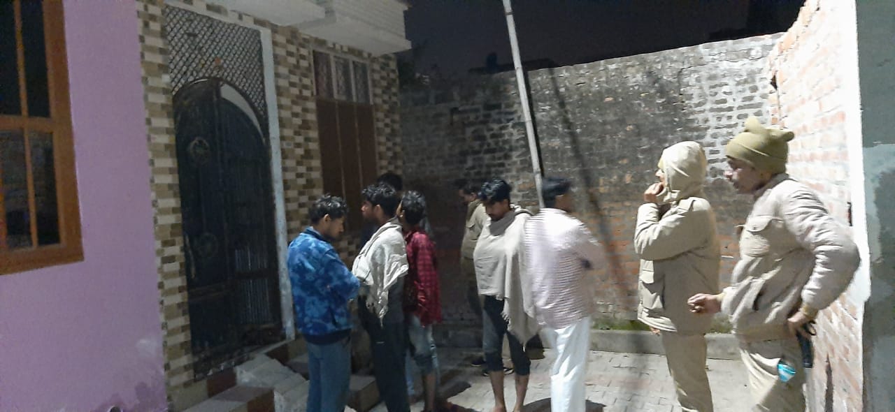 बदमाशों की सूचना पर मौके पर पहुंची पुलिस व अन्य लोग।