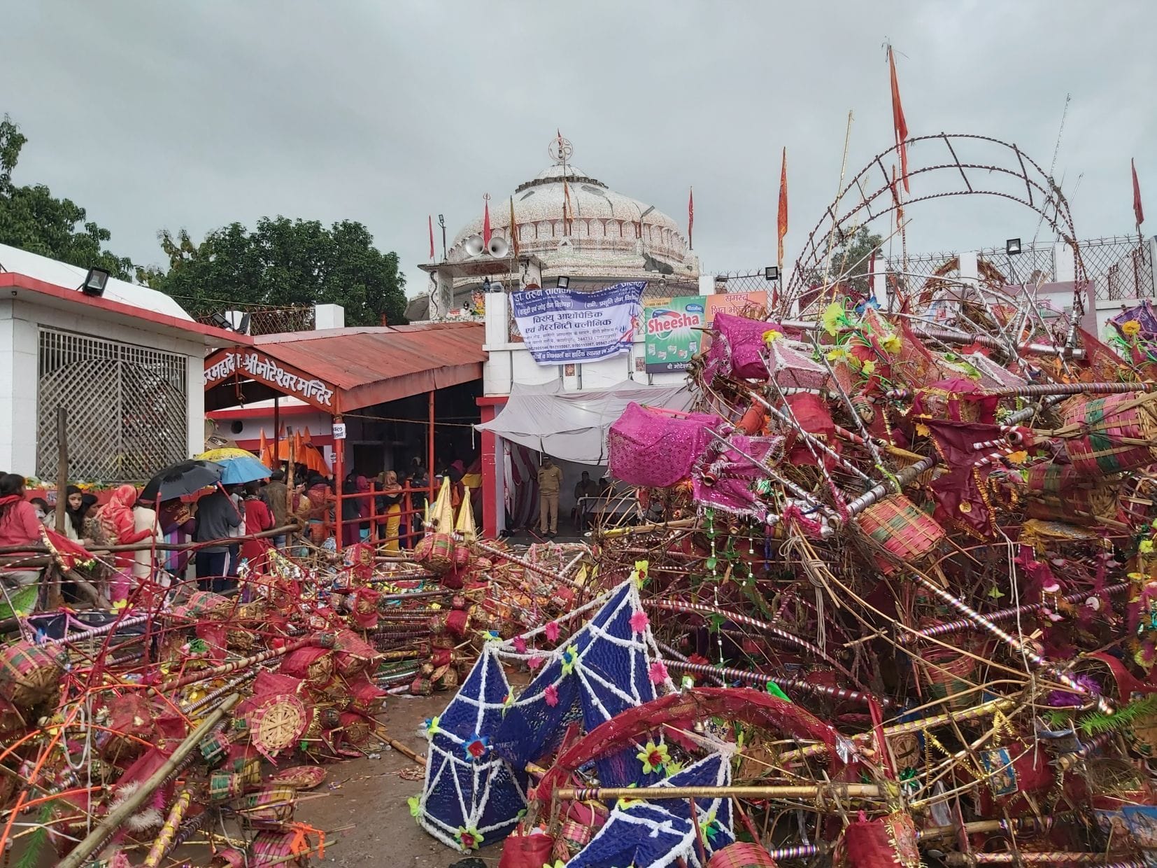 काशीपुर मोटेश्वर मंदिर के बाहर लगी खाली कांवड़ की ढेरी। संवाद न्यूज एजेंसी काशीपुर मोटेश्वर मंदिर के बाहर लगी खाली कांवड़ की ढेरी। संवाद न्यूज एजेंसी
