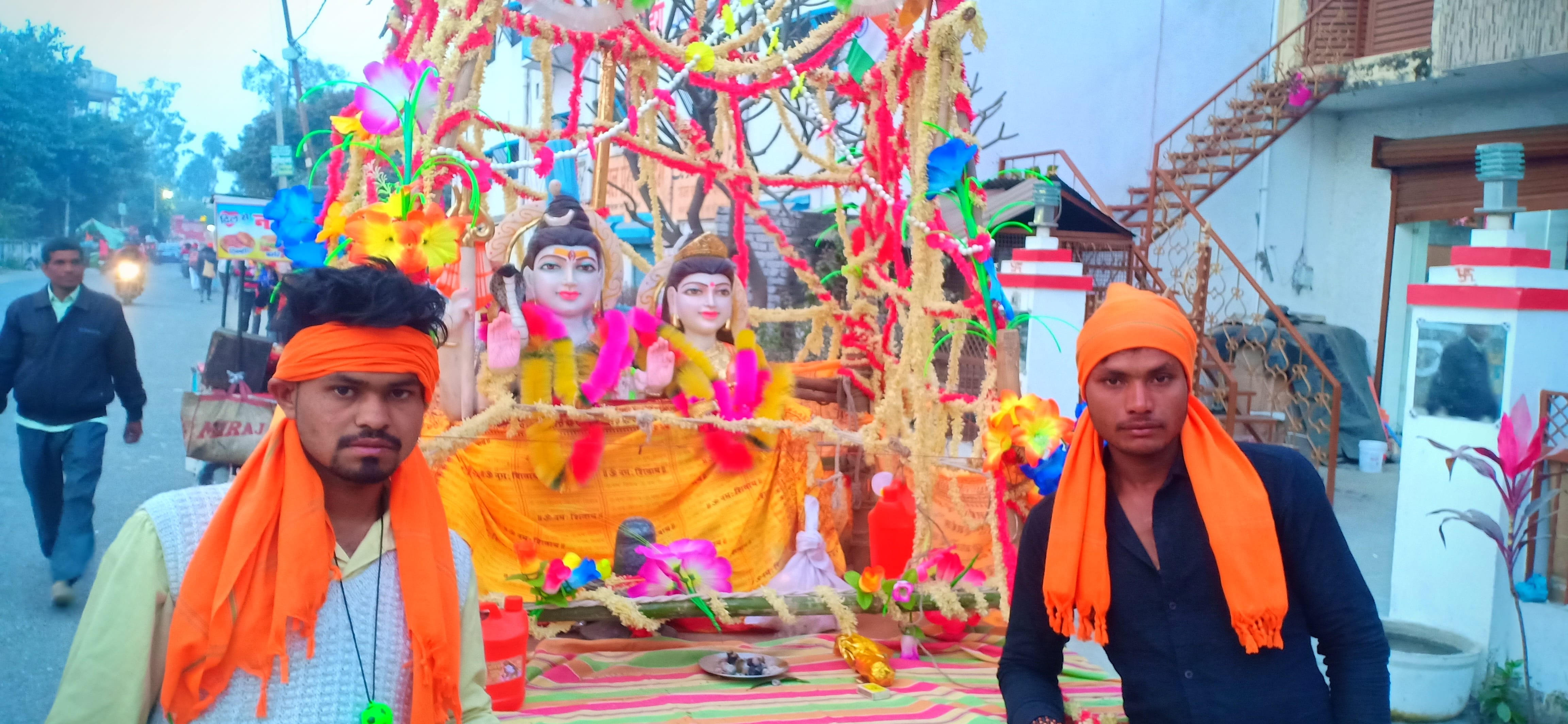 नगीना के प्राचीन बड़ा मंदिर श्री मुक्तेश्वर नाथ के शिव मंदिर में जलाभिषेक करने के लिए पहुंची भगव?