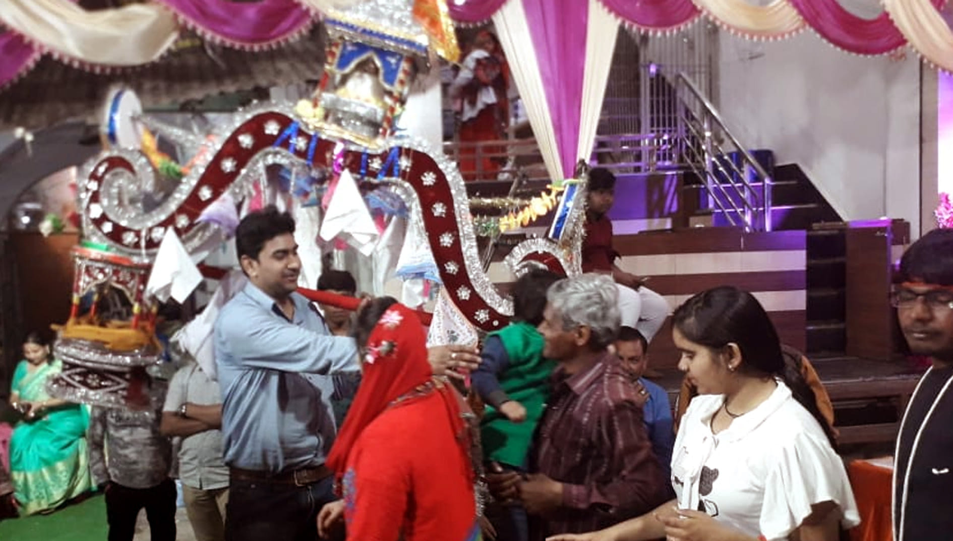 कासगंज में कांवड़ियों के सेवा शिविर में बारिश के दौरान कांवड़ लेकर खड़े शिवभक्त कासगंज में कांवड़ियों के सेवा शिविर में बारिश के दौरान कांवड़ लेकर खड़े शिवभक्त