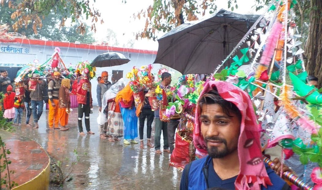 बाजपुर के झारखड़ी मंदिर कांवड़ियों की लगी कतार। संवाद बाजपुर के झारखड़ी मंदिर कांवड़ियों की लगी कतार। संवाद