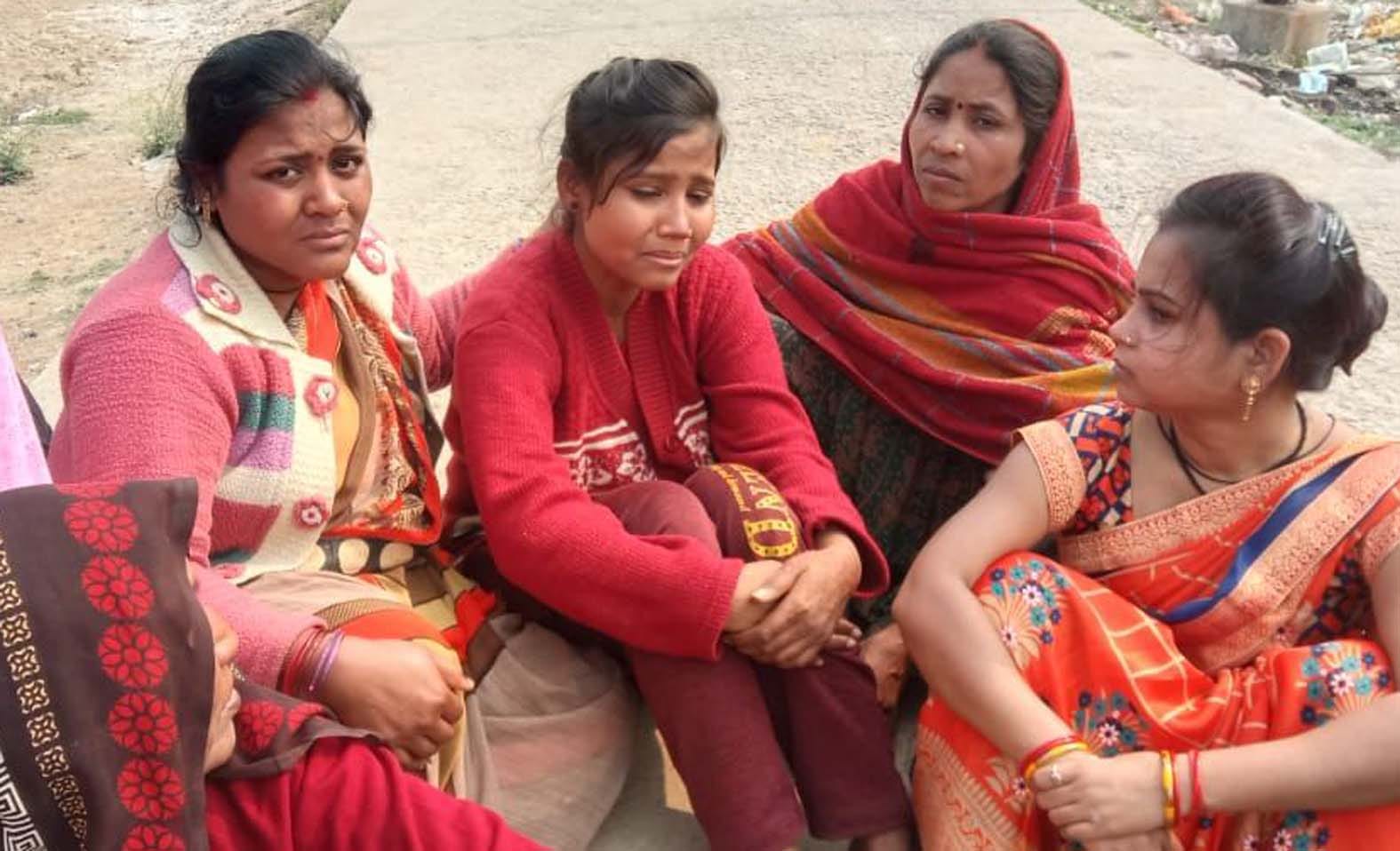 माता-पिता की मौत पर शोकग्रस्त बेटी। माता-पिता की मौत पर शोकग्रस्त बेटी।