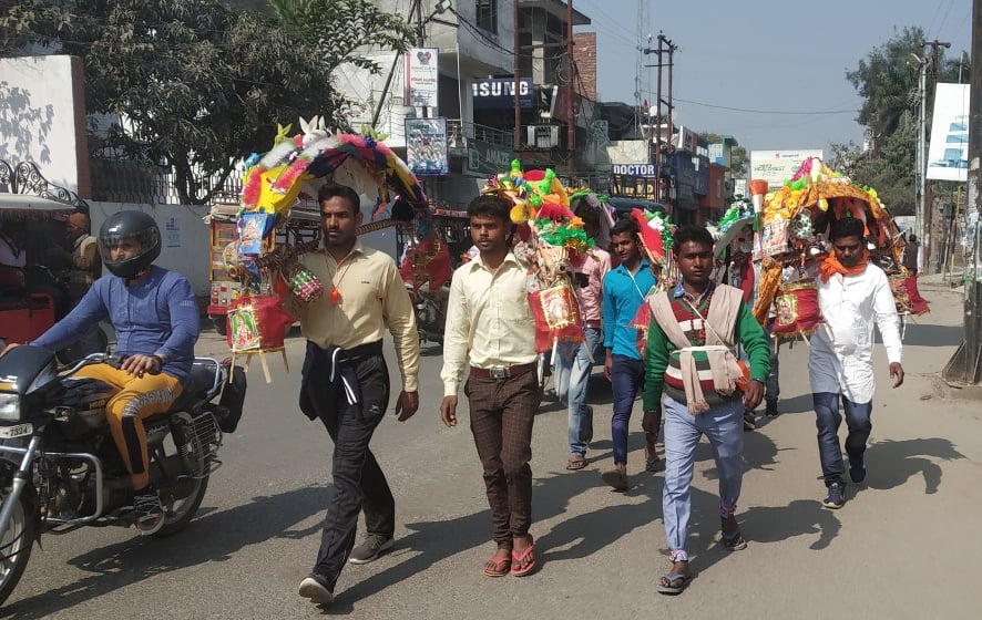 नजीबाबाद में भगवान आशुतोष के जलाभिषेक को कांवड़ ले जाते शिवभक्त। नजीबाबाद में भगवान आशुतोष के जलाभिषेक को कांवड़ ले जाते शिवभक्त।