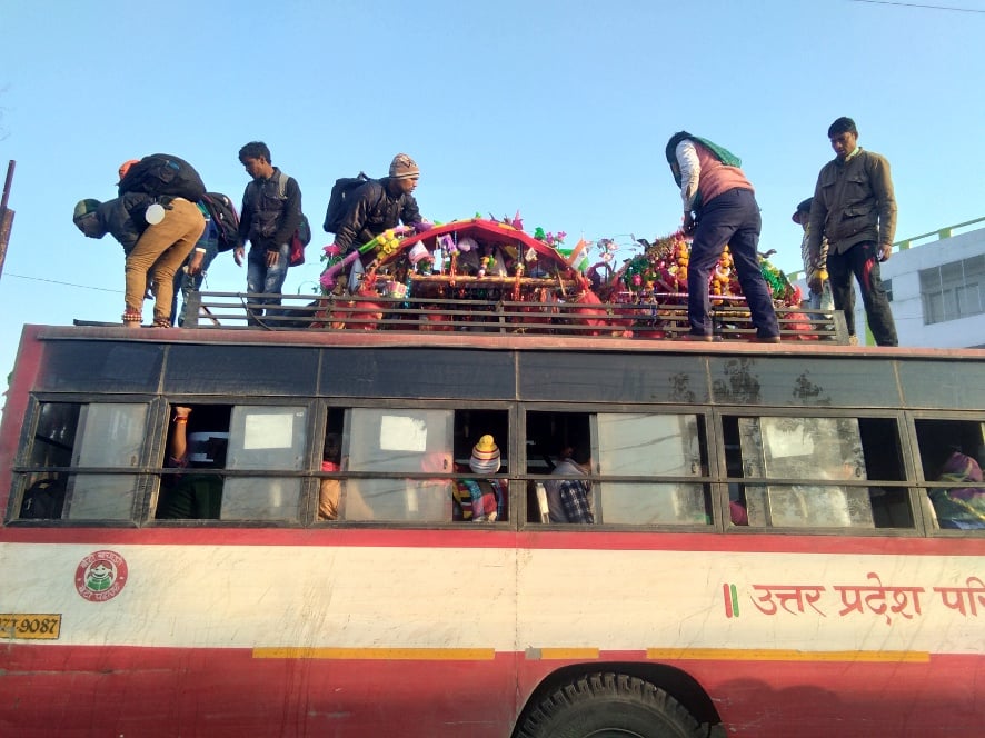 नजीबाबाद में बस की छत पर चढ़ते शिवभक्त कांवड़िये। नजीबाबाद में बस की छत पर चढ़ते शिवभक्त कांवड़िये।