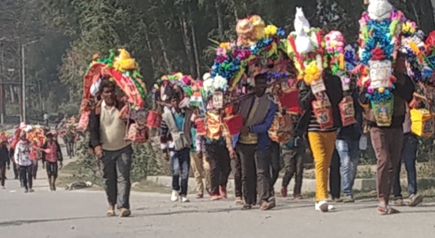 नजीबाबाद में रंग-बिरंगी कांवड़ के साथ गुजरते शिवभकजत। नजीबाबाद में रंग-बिरंगी कांवड़ के साथ गुजरते शिवभकजत।