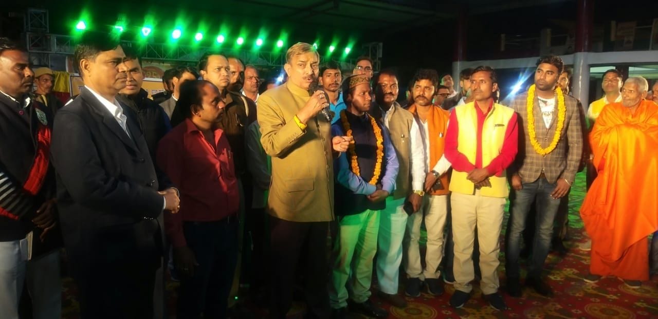 बाबा घुइसरनाथ धाम में आयोजति राष्ट्रीय एकता महोत्सव के उद्घाटन पर बोलते पूर्व राज्यसभा सांसद प् बाबा घुइसरनाथ धाम में आयोजति राष्ट्रीय एकता महोत्सव के उद्घाटन पर बोलते पूर्व राज्यसभा सांसद प्