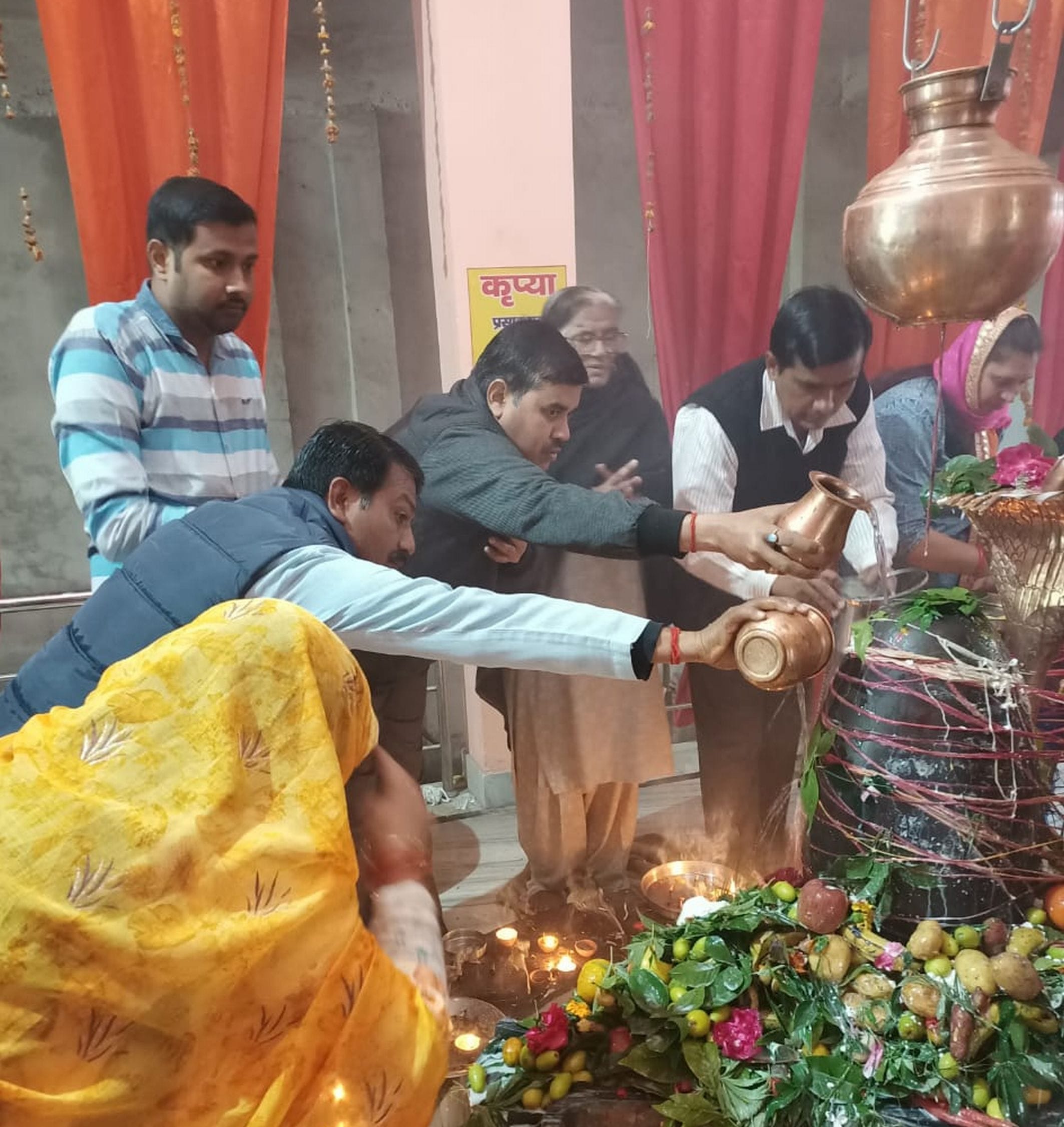 सितारगंज मौनी बाबा शिव मंदिर में जलाभिषेक करते पालिकाध्यक्ष हरीश दुबे व अन्य शिवभक्त। सितारगंज मौनी बाबा शिव मंदिर में जलाभिषेक करते पालिकाध्यक्ष हरीश दुबे व अन्य शिवभक्त।