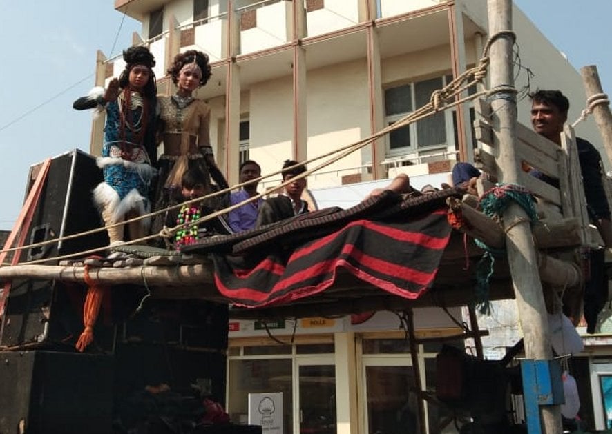 नजीबाबाद में कांवड़यात्रा के दौरान शिव-पार्वती के झांकी। नजीबाबाद में कांवड़यात्रा के दौरान शिव-पार्वती के झांकी।