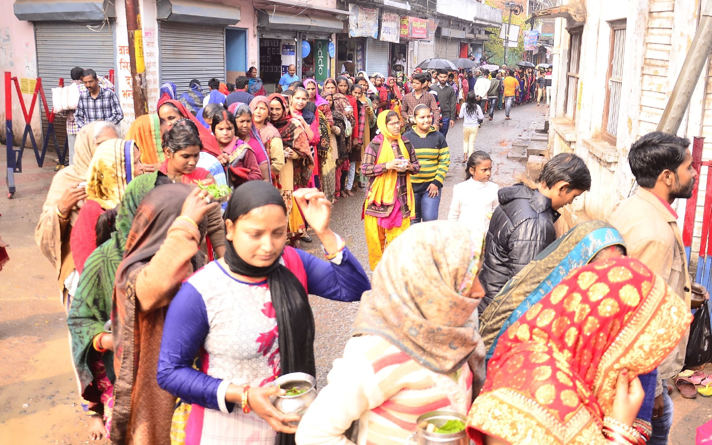 बहराइच में शुक्रवार को महाशिवरात्रि के अवसर पर सिद्धनाथ मंदिर में जलभिषेक करने के लिए श्रद्धालु बहराइच में शुक्रवार को महाशिवरात्रि के अवसर पर सिद्धनाथ मंदिर में जलभिषेक करने के लिए श्रद्धालु