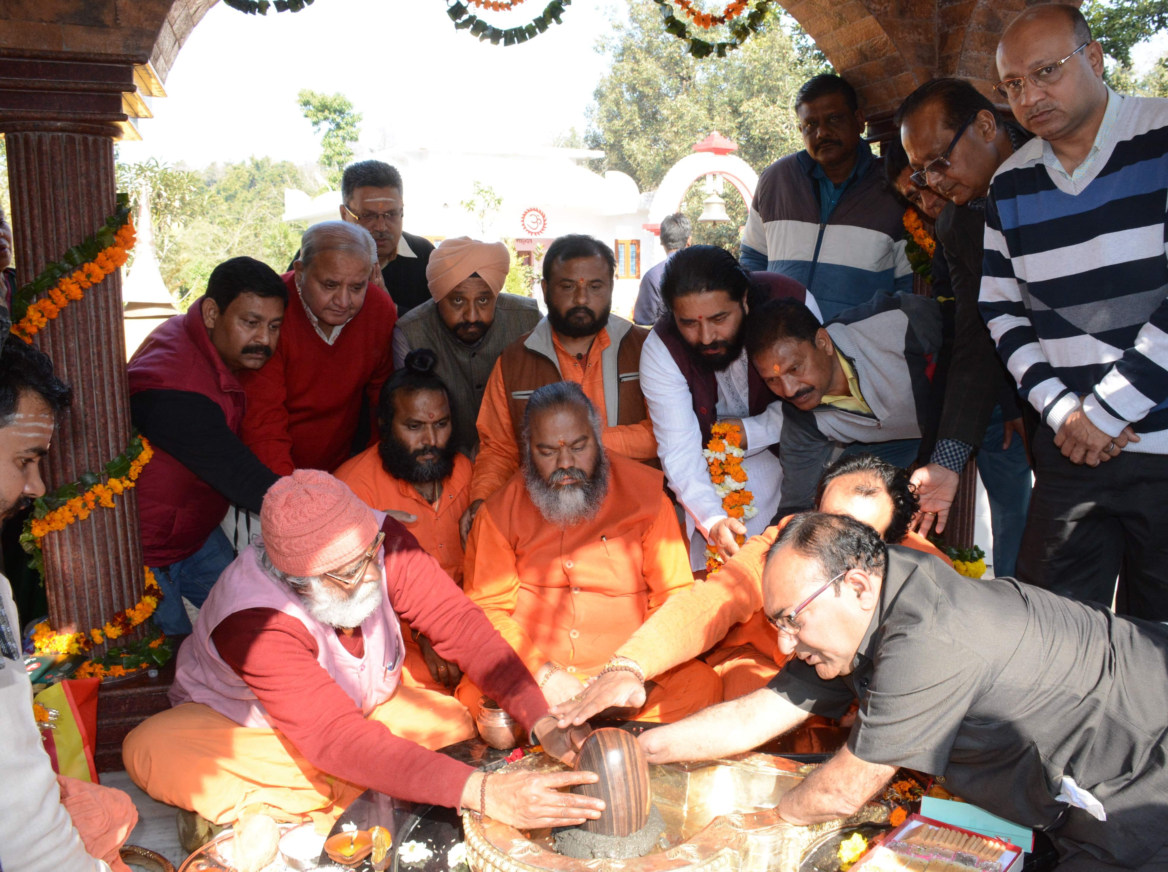 टपकेश्वर महादेव मंदिर में ब्रम्हालीन महंत श्री 108 माया गिरी महाराज की समाधि के लोकार्पण के दौरान ? टपकेश्वर महादेव मंदिर में ब्रम्हालीन महंत श्री 108 माया गिरी महाराज की समाधि के लोकार्पण के दौरान ?
