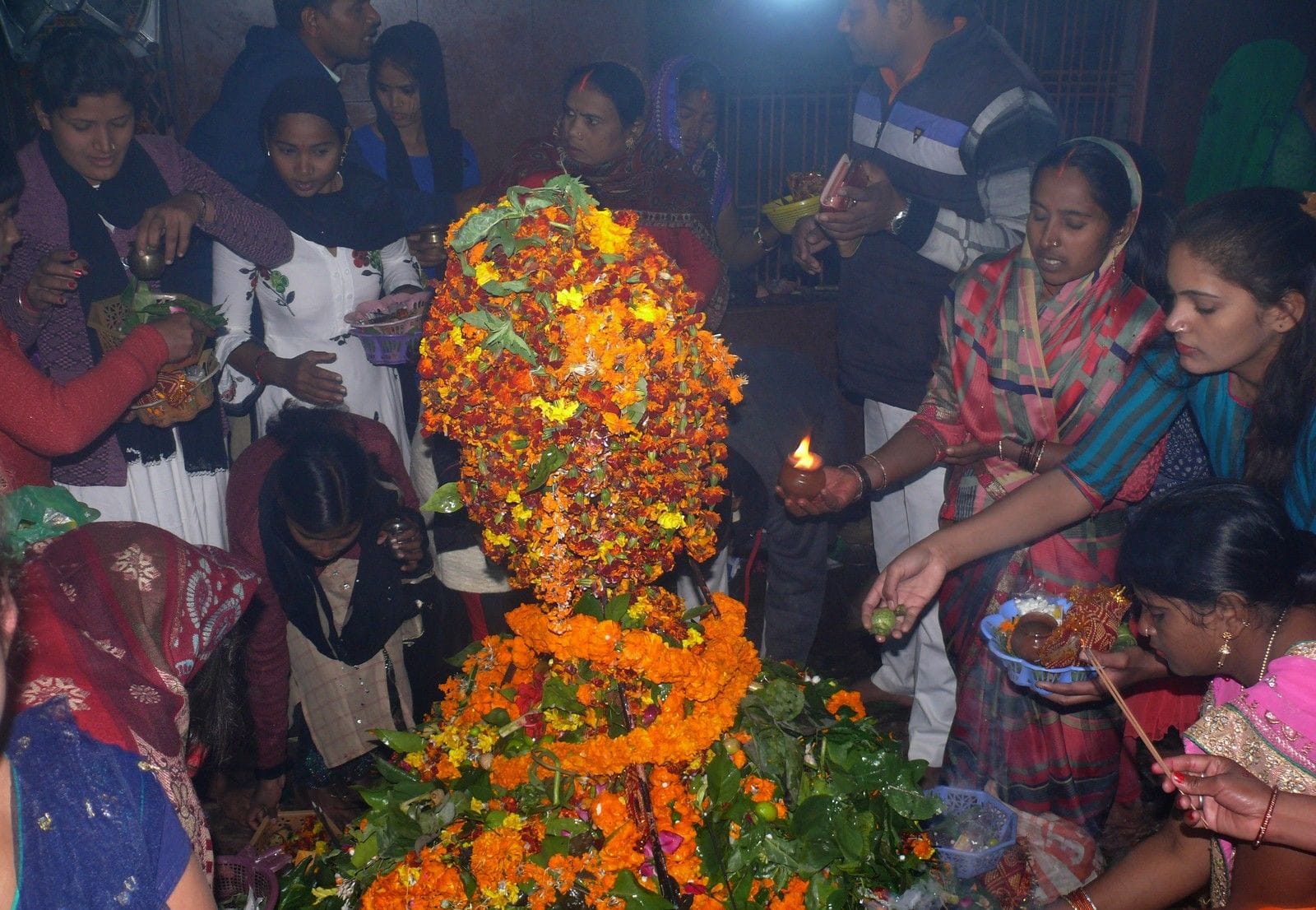 शहर बेलईसा स्थित शिव मंदिर में महाशिवरात्रि पर पूजन करते श्रद्धालु।