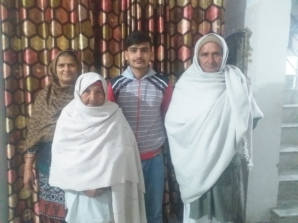 वर्णिक की वापसी का इंतजार करते माता-पिता तथा भाई वर्णिक की वापसी का इंतजार करते माता-पिता तथा भाई