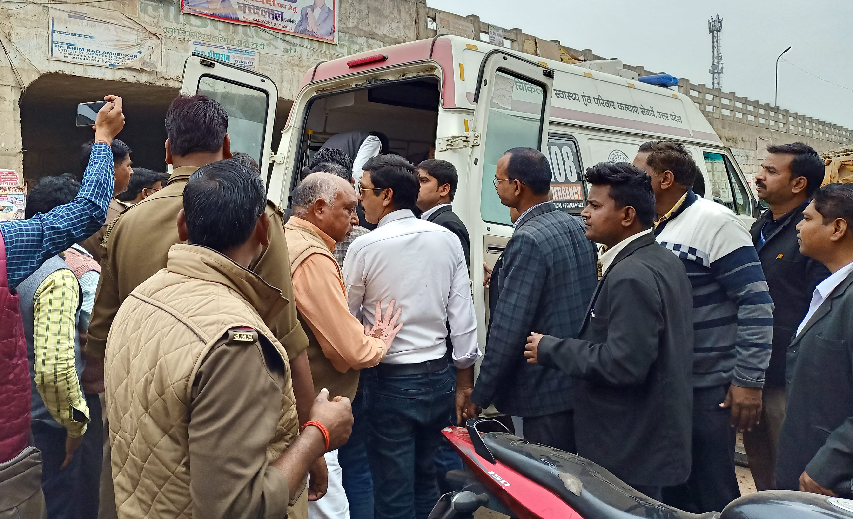 सदर तहसील से अनशनरत अधिवक्ता सुरेंद्र प्रताप सिंह को एबंलेंस के अस्पताल ले जाते लोग