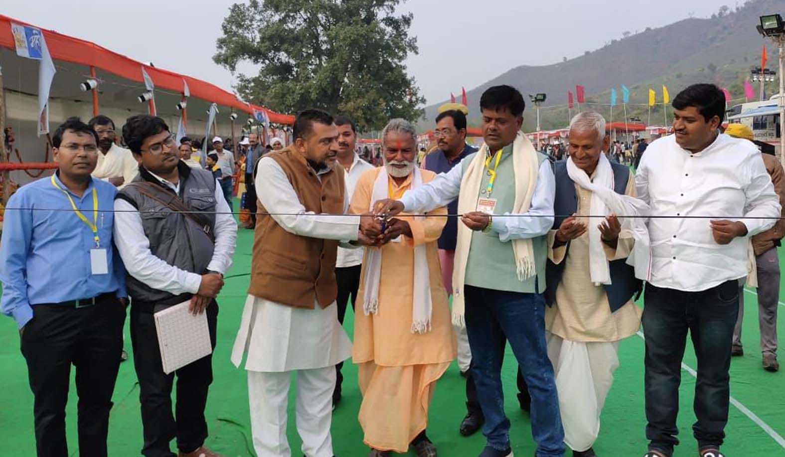 कालिंजर महोत्सव में दूसरे दिन आयोजनों का उद्घाटन करते डीएम हीरा लाल। साथ में स्थानीय बुजुर्ग। कालिंजर महोत्सव में दूसरे दिन आयोजनों का उद्घाटन करते डीएम हीरा लाल। साथ में स्थानीय बुजुर्ग।