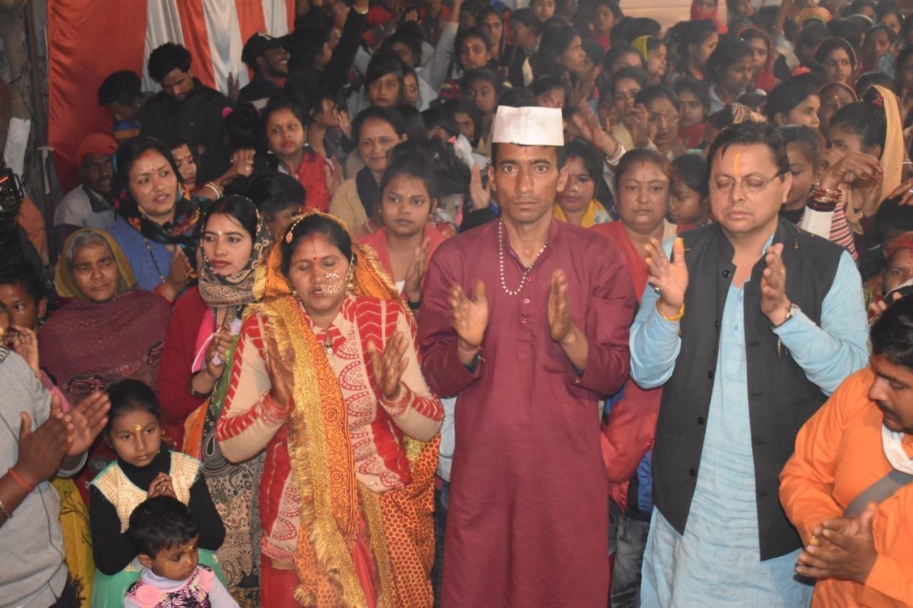 खटीमा के मेलाघाट रोड स्थित बागनाथ मंदिर में आयोजित श्रीमद भागवत कथा में शामिल विधायक व श्रद्धाल? खटीमा के मेलाघाट रोड स्थित बागनाथ मंदिर में आयोजित श्रीमद भागवत कथा में शामिल विधायक व श्रद्धाल?