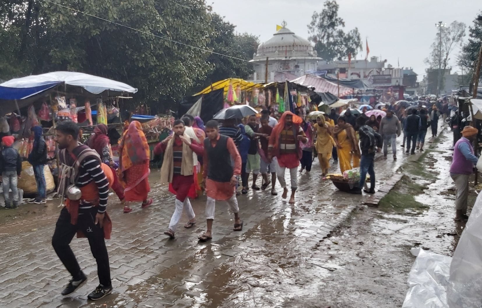 काशीपुर मोटेश्वर मंदिर में जलाभिषेक कर बारिश में भीगते हुए जाते श्रद्धालु। संवाद न्यूज एजेंसी काशीपुर मोटेश्वर मंदिर में जलाभिषेक कर बारिश में भीगते हुए जाते श्रद्धालु। संवाद न्यूज एजेंसी