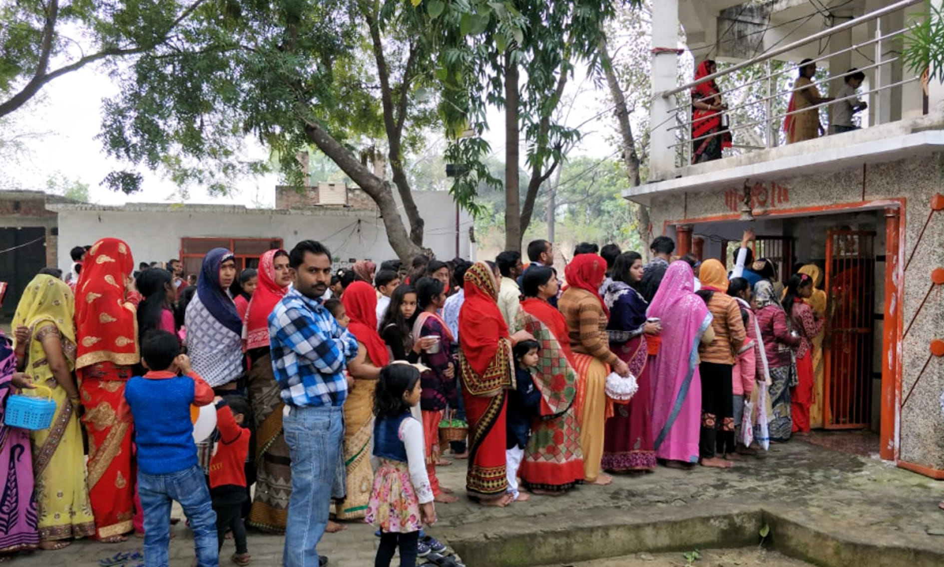 कासगंज के पटियाली में शिव मंदिर के बाहर लगी श्रद्घालुओं की भीड़ कासगंज के पटियाली में शिव मंदिर के बाहर लगी श्रद्घालुओं की भीड़