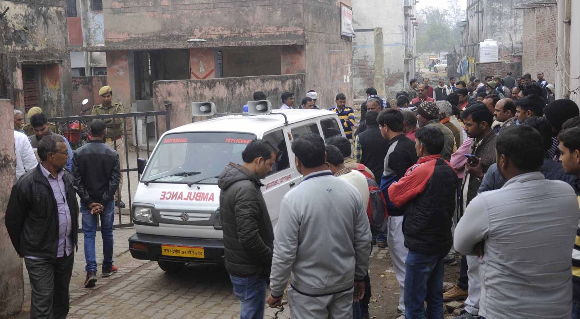नगर कोतवाली के गोंड़े गांव में हुए सडक़ हादसे में मृत युवक बृजेश के पोस्टमार्टम के दौरान जुटी भीड नगर कोतवाली के गोंड़े गांव में हुए सडक़ हादसे में मृत युवक बृजेश के पोस्टमार्टम के दौरान जुटी भीड