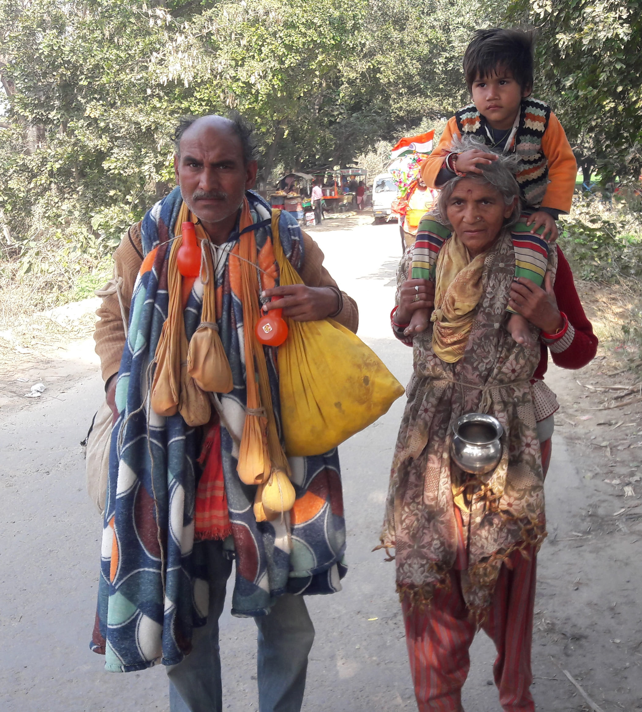 हरिद्वार से जल लेकर चांदपुर से गुजरते बुलंदशहर निवासी मां, बेटा व पोता।