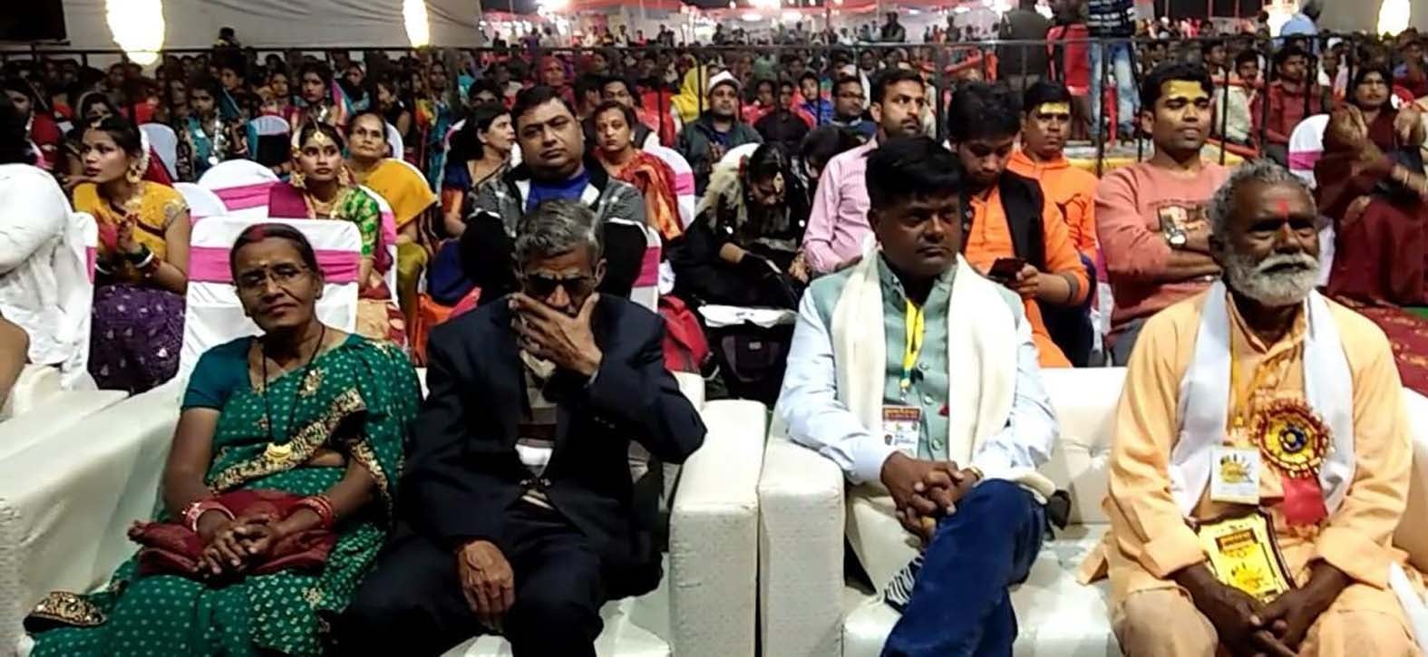 कार्यक्रम का लुत्फ लेते डीएम व अन्य। कार्यक्रम का लुत्फ लेते डीएम व अन्य।