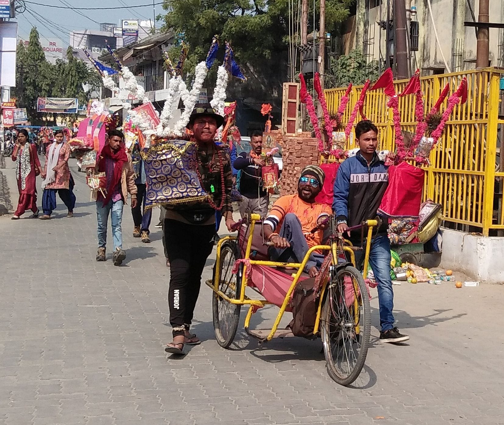 काशीपुर मोटेश्वर मंदिर पर जत्थे के साथ व्हीलचेयर पर जाता दिव्यांग श्रद्धालु। संवाद न्यूज एजेंस? काशीपुर मोटेश्वर मंदिर पर जत्थे के साथ व्हीलचेयर पर जाता दिव्यांग श्रद्धालु। संवाद न्यूज एजेंस?
