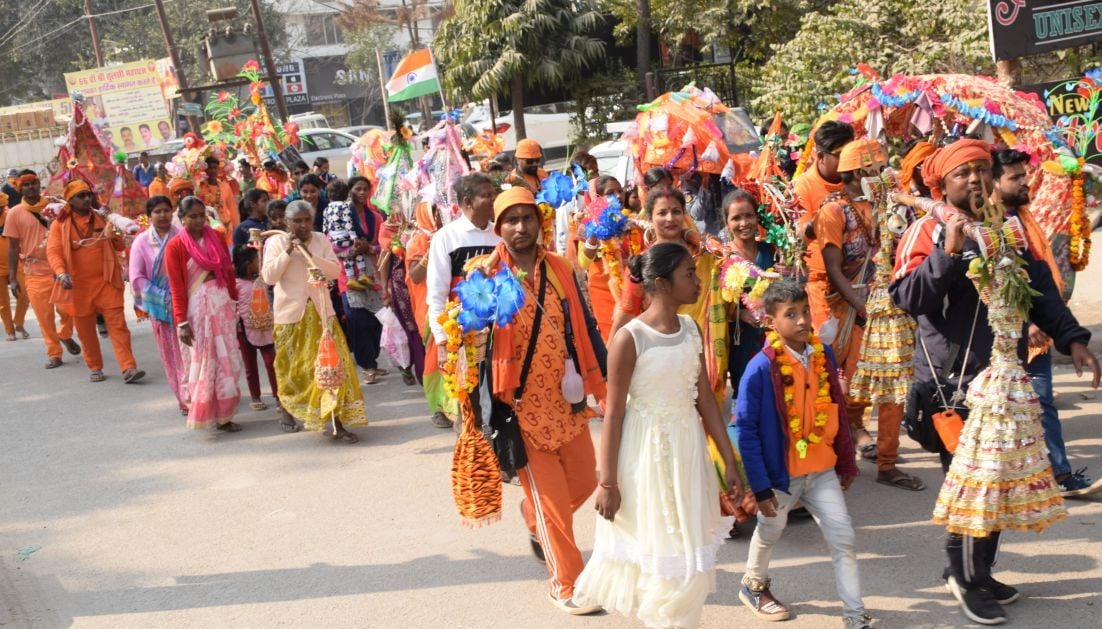 रुद्रपुर में हरिद्वार से गंगाजल लेकर लौटते कांवड़िए। रुद्रपुर में हरिद्वार से गंगाजल लेकर लौटते कांवड़िए।