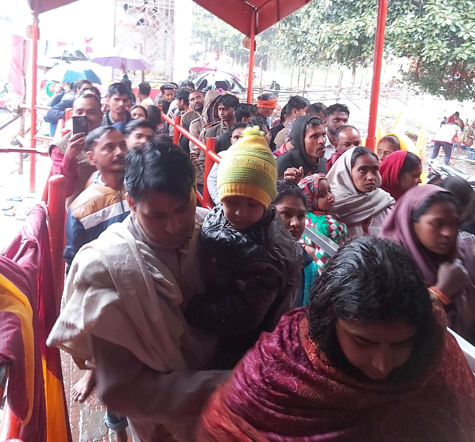काशीपुर मोटेश्वर मंदिर में जलाभिषेक करने वालों की लगी कतार। संवाद न्यूज एजेंसी काशीपुर मोटेश्वर मंदिर में जलाभिषेक करने वालों की लगी कतार। संवाद न्यूज एजेंसी
