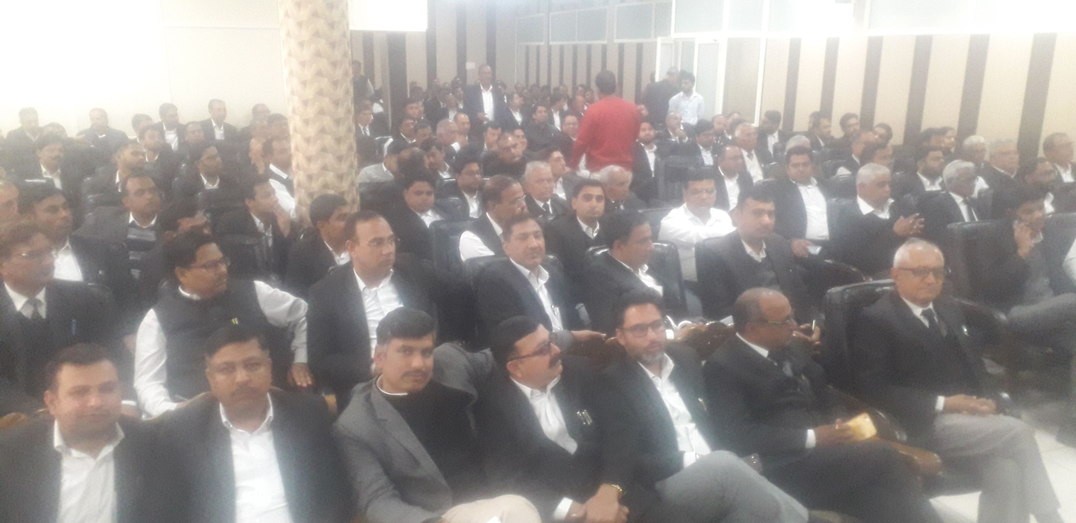  पुलिस कर्मचारी पर मामला दर्ज करवाने को लेकर हुई बैठक में शामिल वकील।