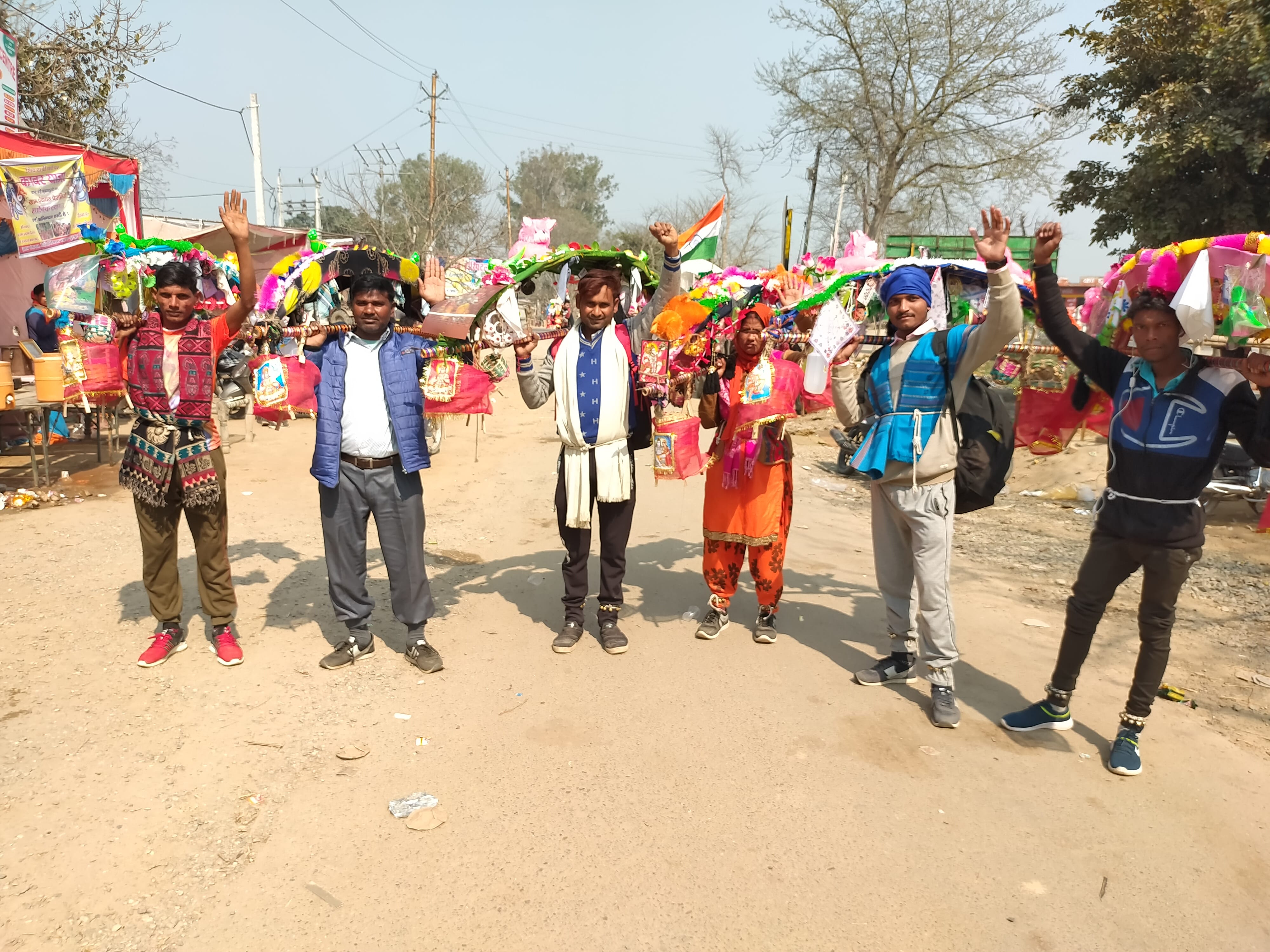 हल्दौर में गंगाजल लेकर जाते कांवड़िये।
