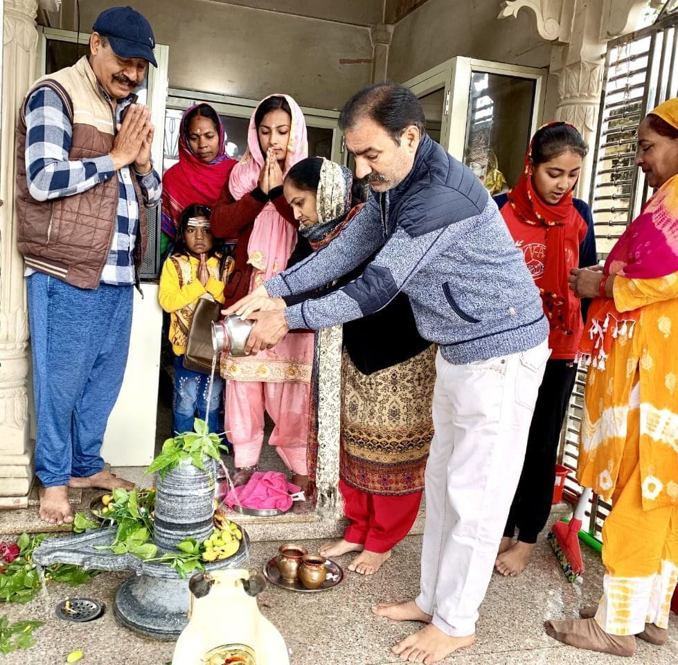 केलाखेड़ा शिव मंदिर जलाभिषेक करते लोग। संवाद केलाखेड़ा शिव मंदिर जलाभिषेक करते लोग। संवाद