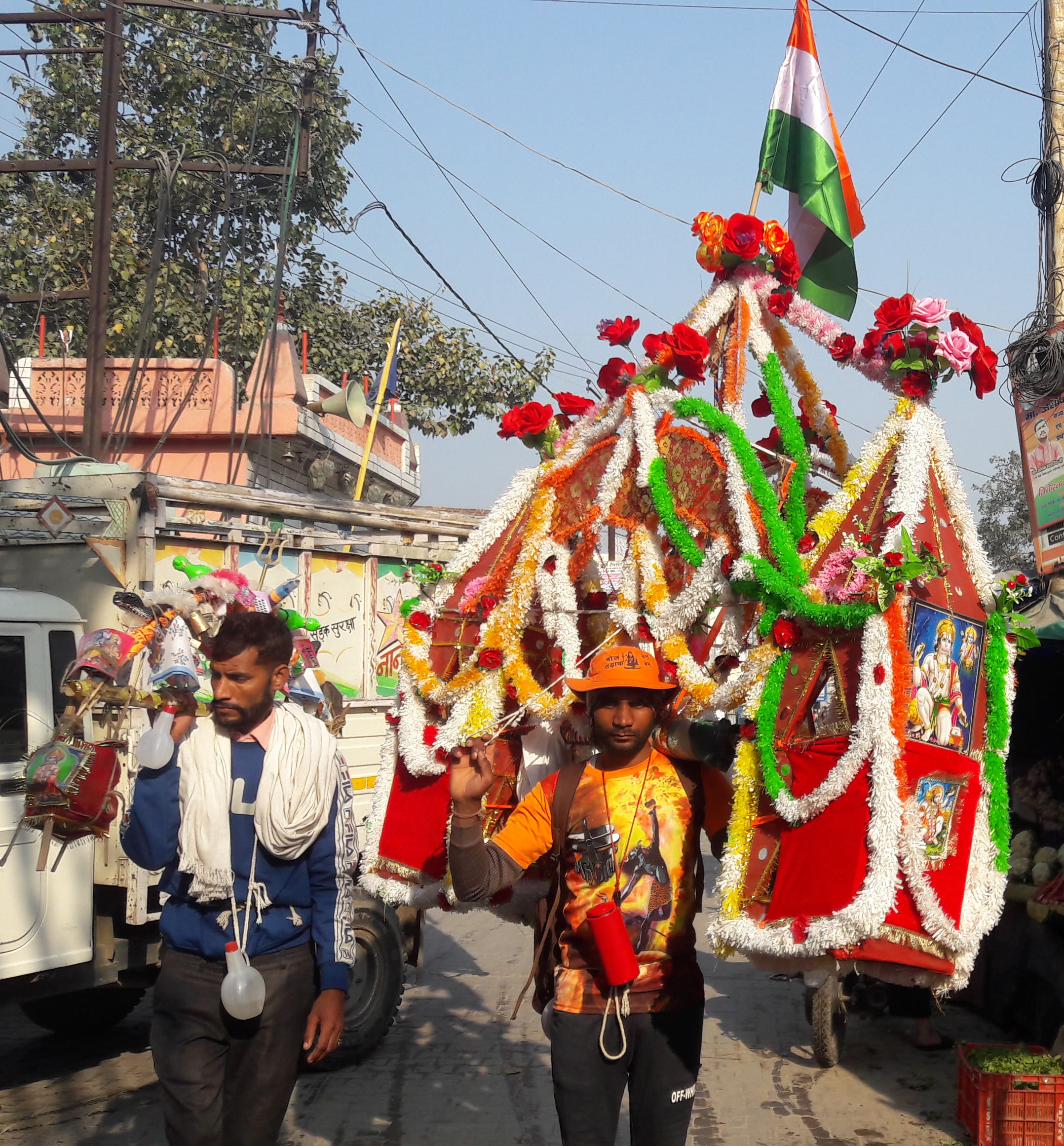 हरिद्वार से कांवड में जल लेकर चांदपुर से गुजरते शिवभक्त।