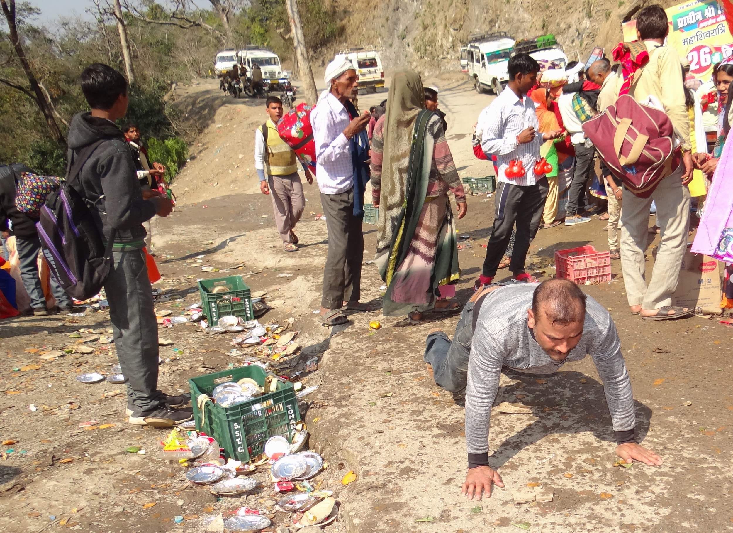 लेटकर नीलकंठ मंदिर को जाता शिवभक्त। लेटकर नीलकंठ मंदिर को जाता शिवभक्त।