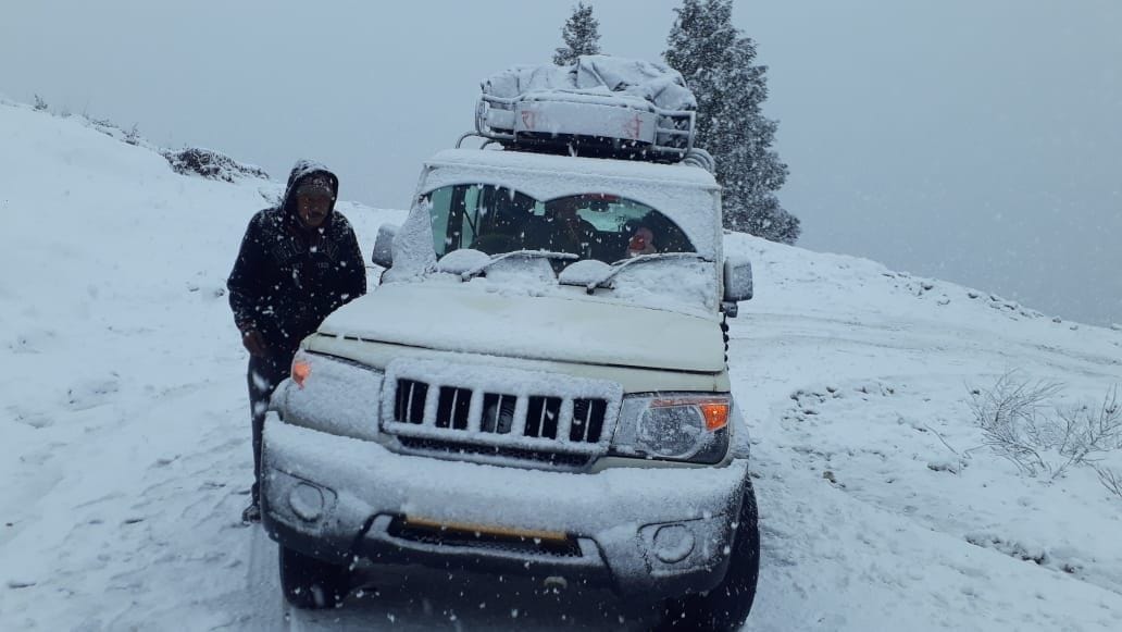 हिमपात के कारण थल-मुनस्यारी सड़क में कालामुनि के समीप फंसी जी। संवाद हिमपात के कारण थल-मुनस्यारी सड़क में कालामुनि के समीप फंसी जी। संवाद