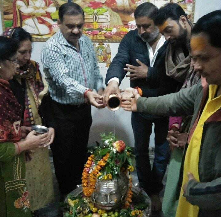 किच्छा के श्रीसनातन धर्म मंदिर में जलाभिषेक करते श्रदालु किच्छा के श्रीसनातन धर्म मंदिर में जलाभिषेक करते श्रदालु