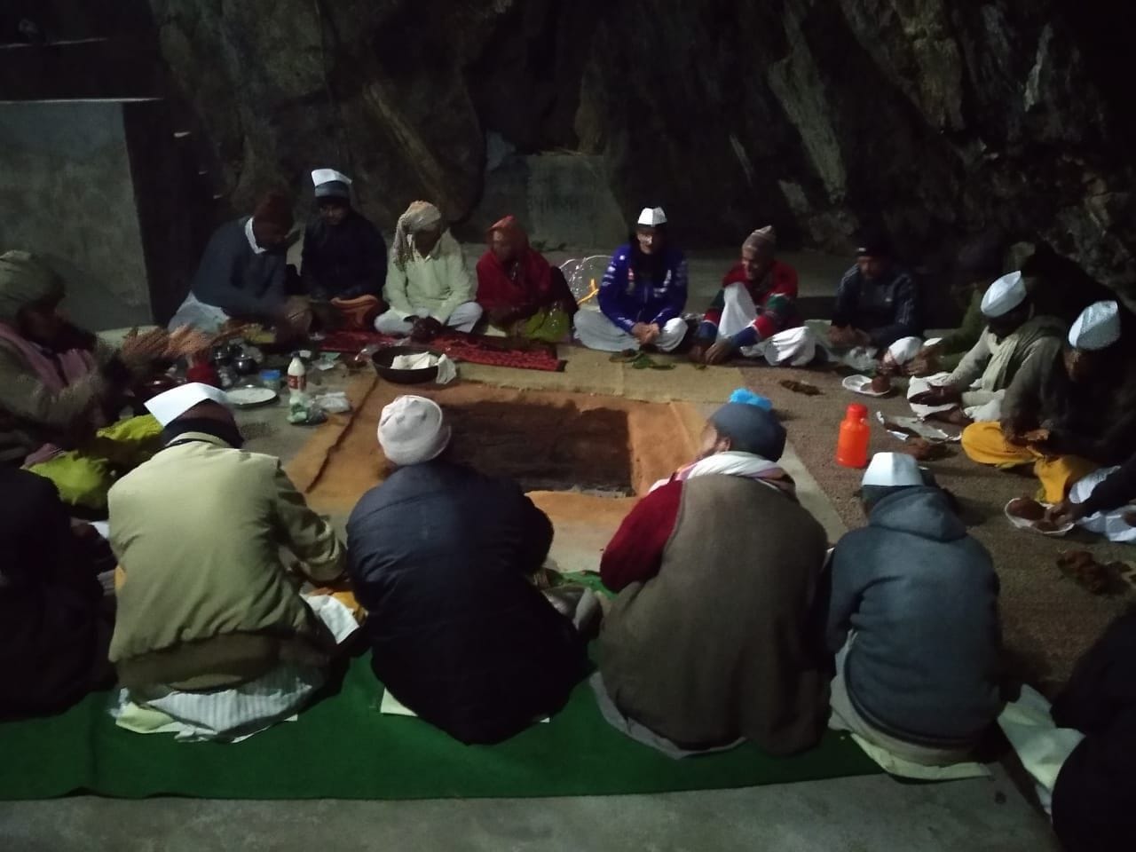 पाताल रूद्रेश्वर गुफा में पार्थिव पूजन करते श्रद्धालु। पाताल रूद्रेश्वर गुफा में पार्थिव पूजन करते श्रद्धालु।