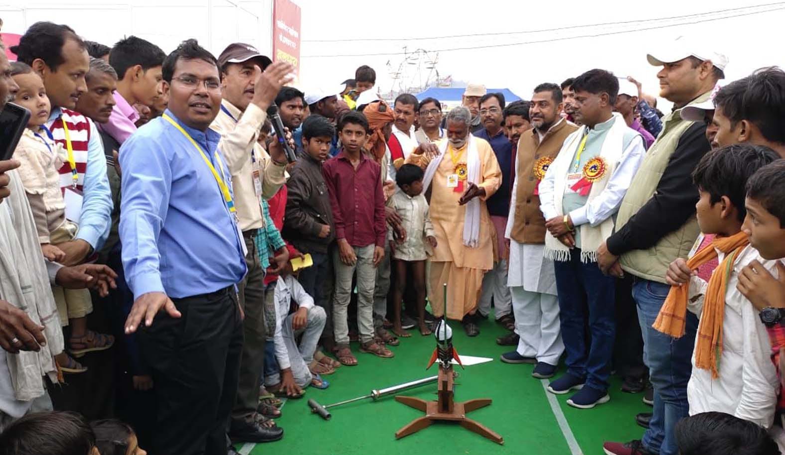 कालिंजर महोत्सव में विज्ञान क्लब परिसर में यंत्र का अवलोकन करते डीएम और डीआरआई के अजय महाजन आदि। कालिंजर महोत्सव में विज्ञान क्लब परिसर में यंत्र का अवलोकन करते डीएम और डीआरआई के अजय महाजन आदि।