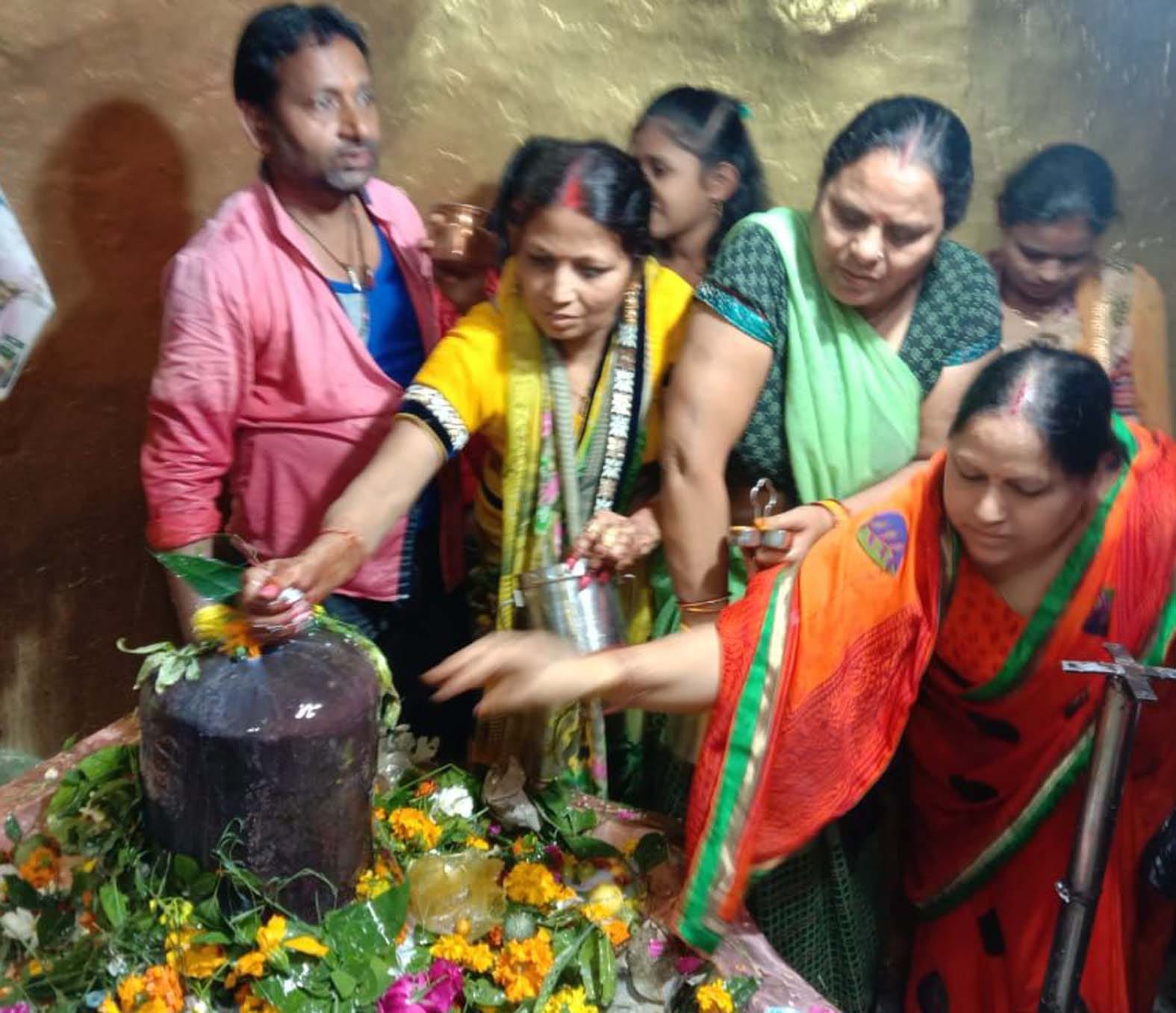 शिव मूर्ति पर जलाभिषेक करतीं महिलाएं। शिव मूर्ति पर जलाभिषेक करतीं महिलाएं।