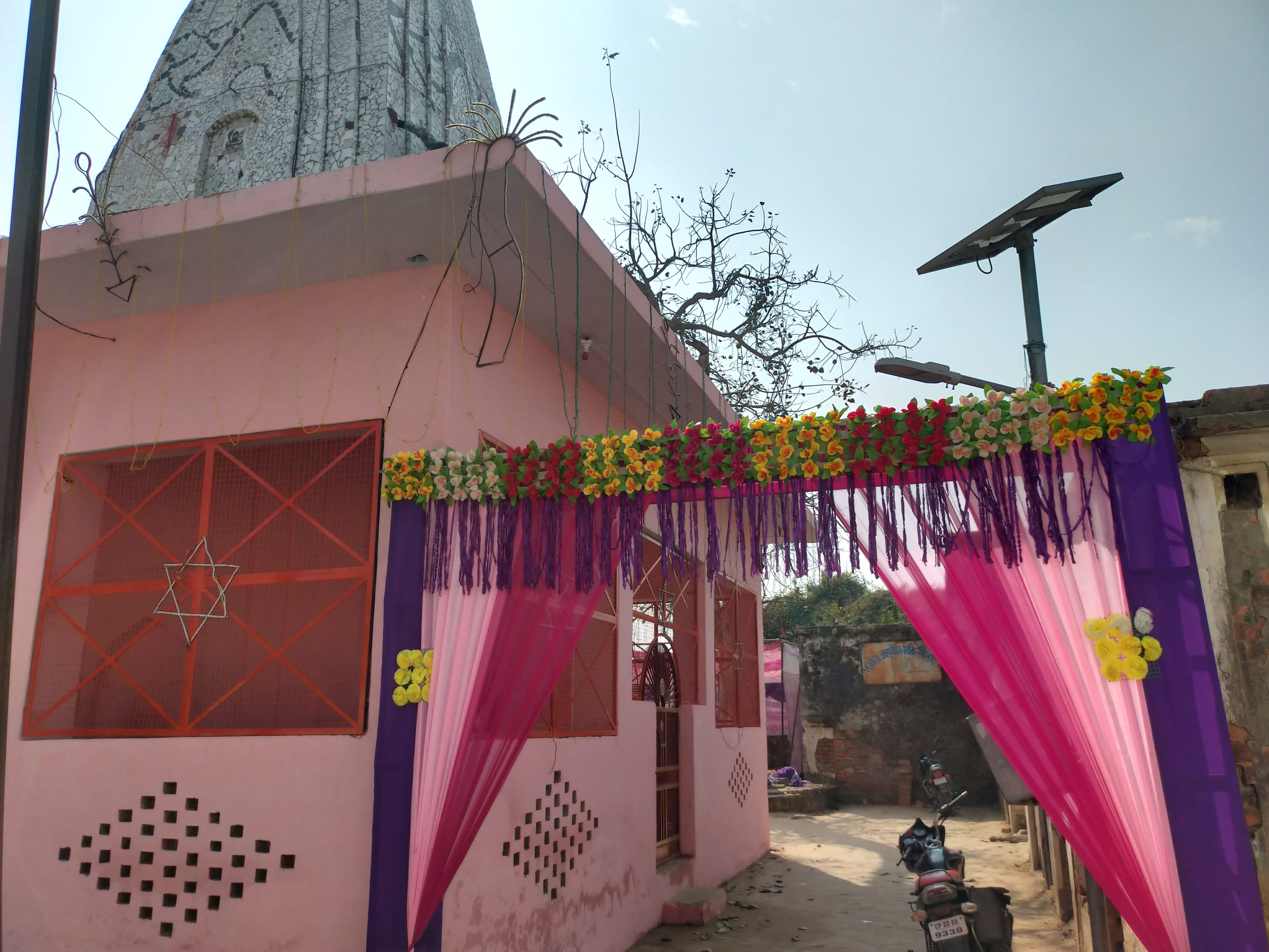 हल्दौर के गांव पैजनियां में सजाया गया मंदिर।