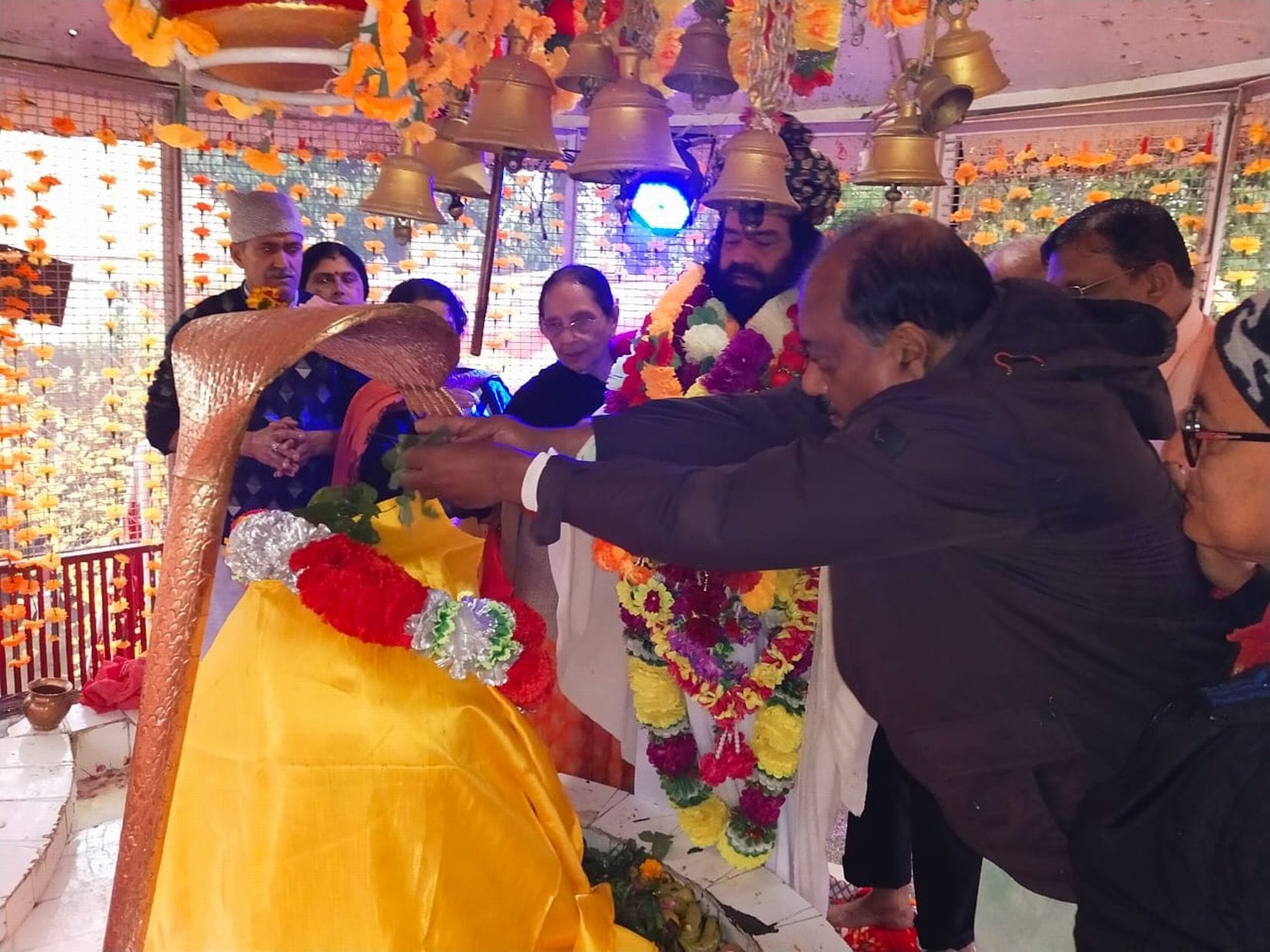 सपुर मंदिर में जलाभिषेक करते शिवभक्त। सपुर मंदिर में जलाभिषेक करते शिवभक्त।