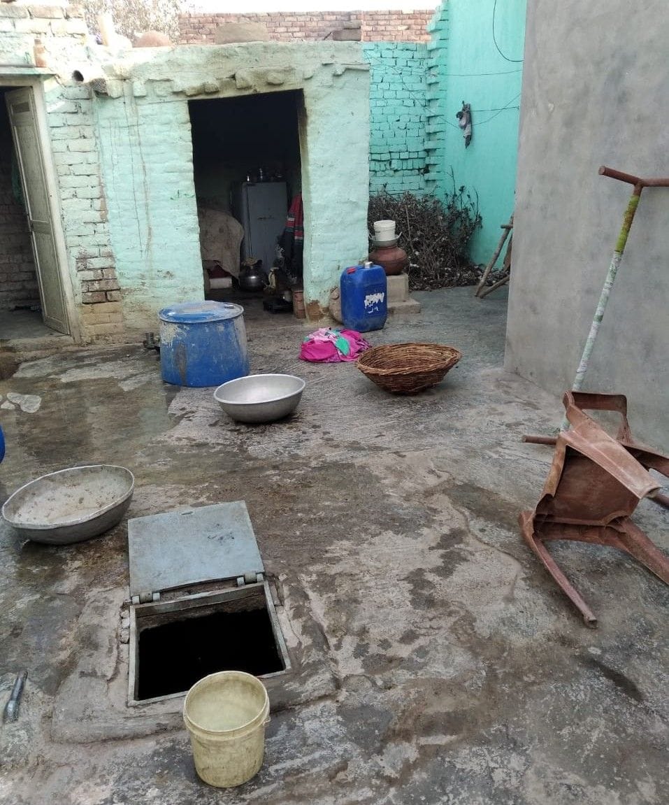 आरोपियों द्वारा पीड़िता के घर में घूसकर की गई तोड़फोड़। आरोपियों द्वारा पीड़िता के घर में घूसकर की गई तोड़फोड़।