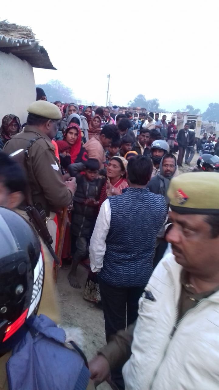 औद्योगिक क्षेत्र के अजबईया गांव में पोस्टमार्टम के बाद मारे गए युवक का शव पहुंचने पर हंगामा कर रह