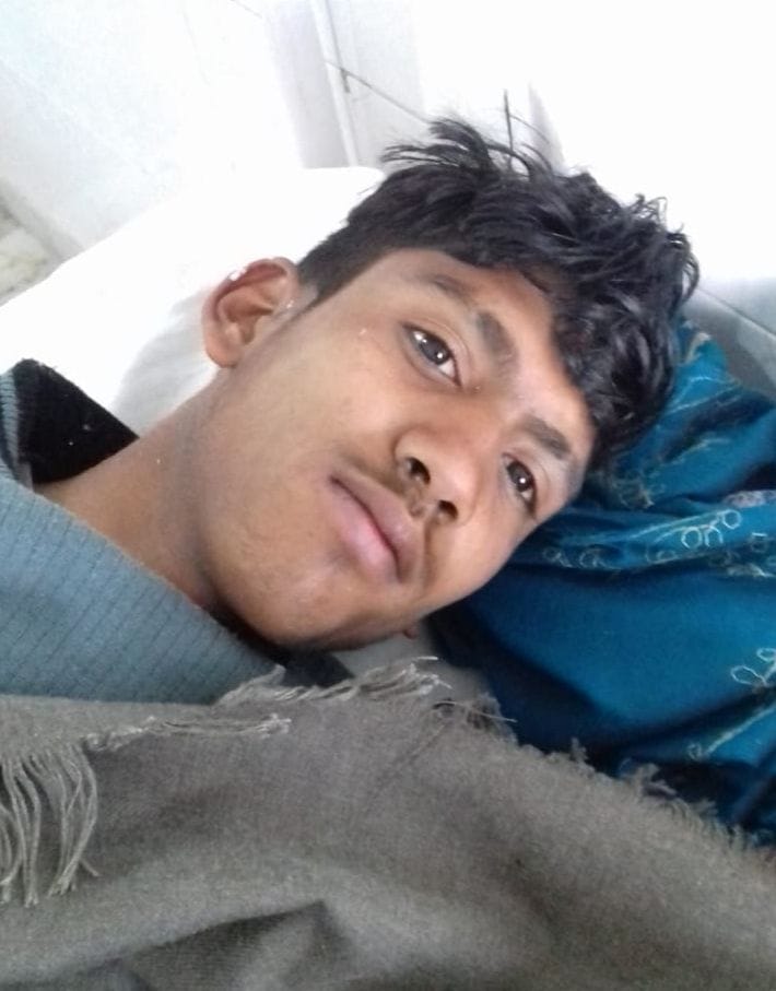 रामनगर अस्पताल में भर्ती करंट से झुलसा अशोक भट्ट। रामनगर अस्पताल में भर्ती करंट से झुलसा अशोक भट्ट।